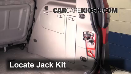 2001 Pontiac Aztek 3.4L V6 Levantar auto Usar el gato para levantar el auto
